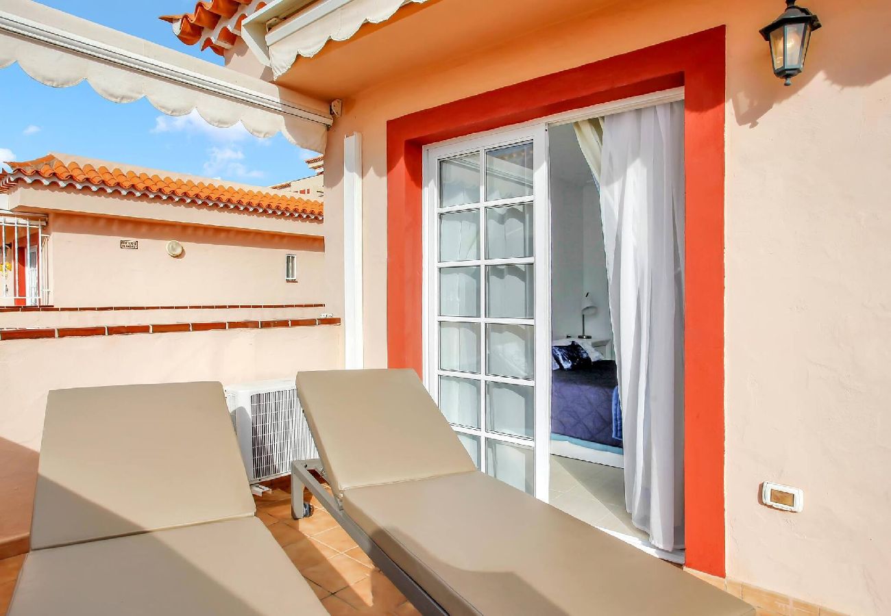 Apartamento en Los Cristianos - Stunning View Penthouse, Big Terrace, Heated Pool 