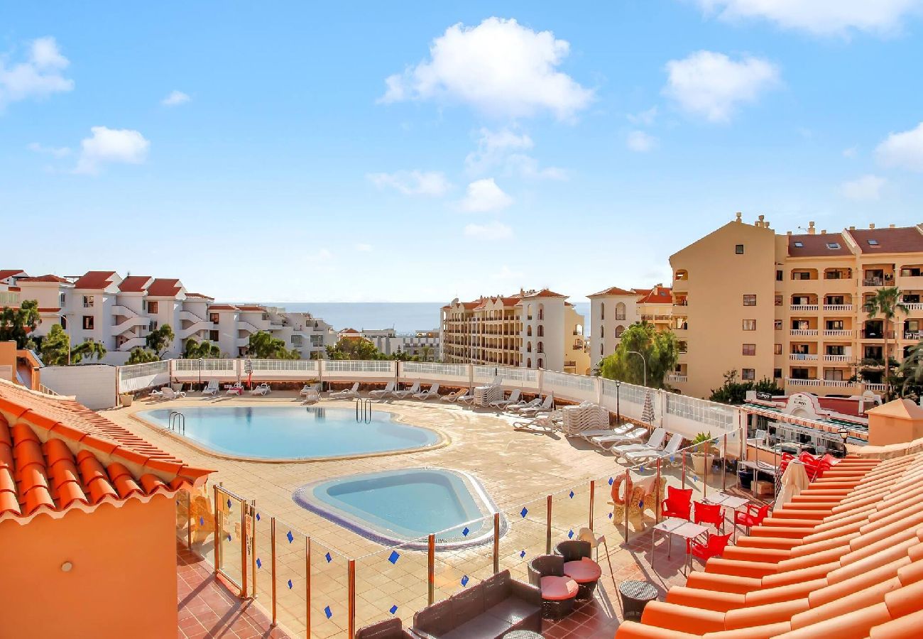 Apartamento en Los Cristianos - Stunning View Penthouse, Big Terrace, Heated Pool 