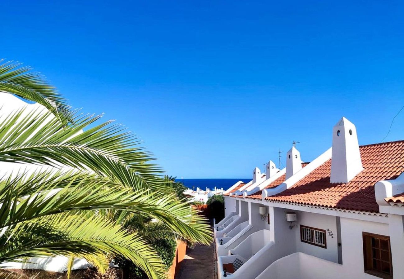 Apartment in San Miguel de Abona - GOLD SAND, Huge Terrace, Fast Wi-Fi, Sat TV 
