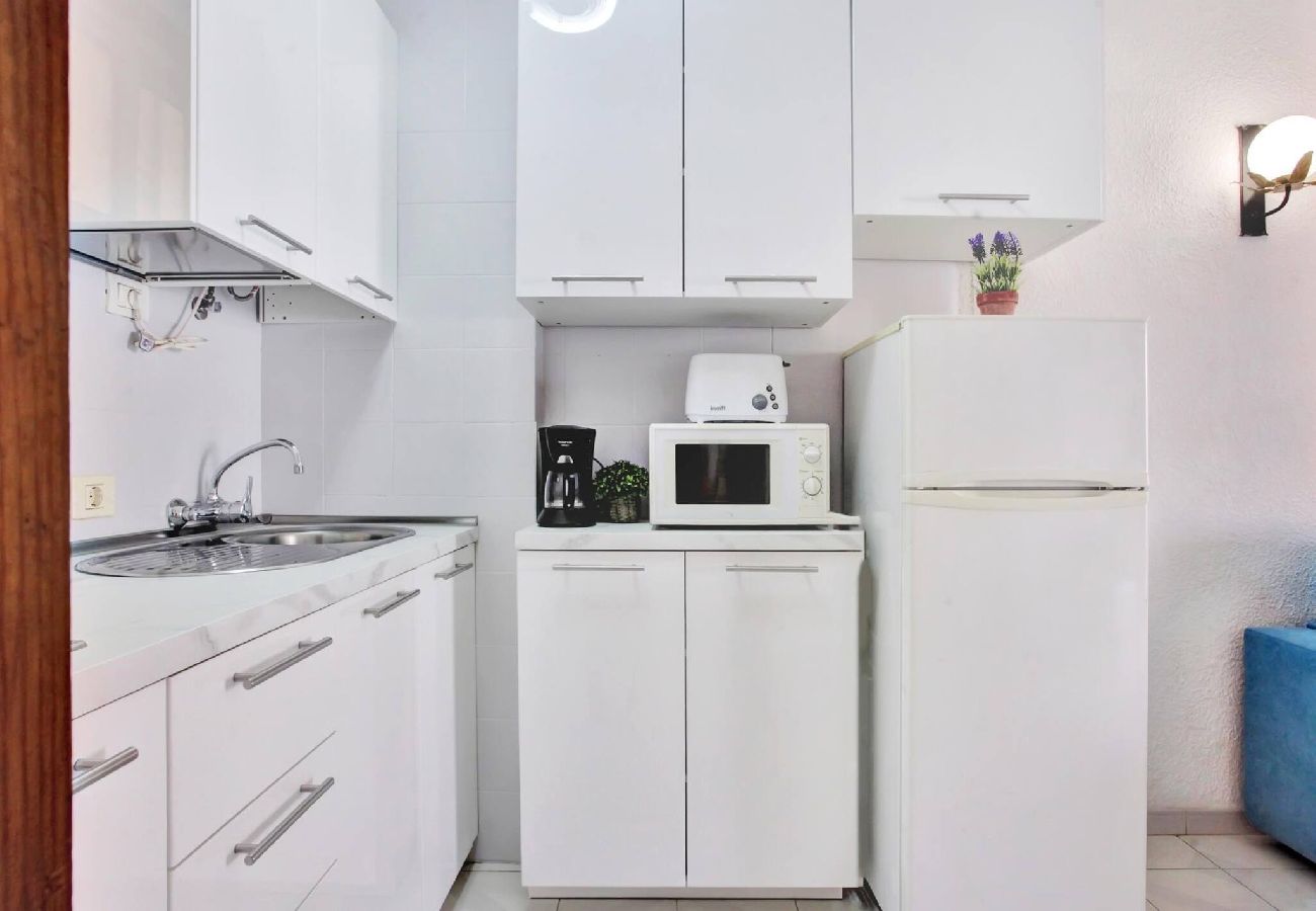 Apartment in Los Cristianos - The Atlantic Holidays, 170 m. From The Sea 