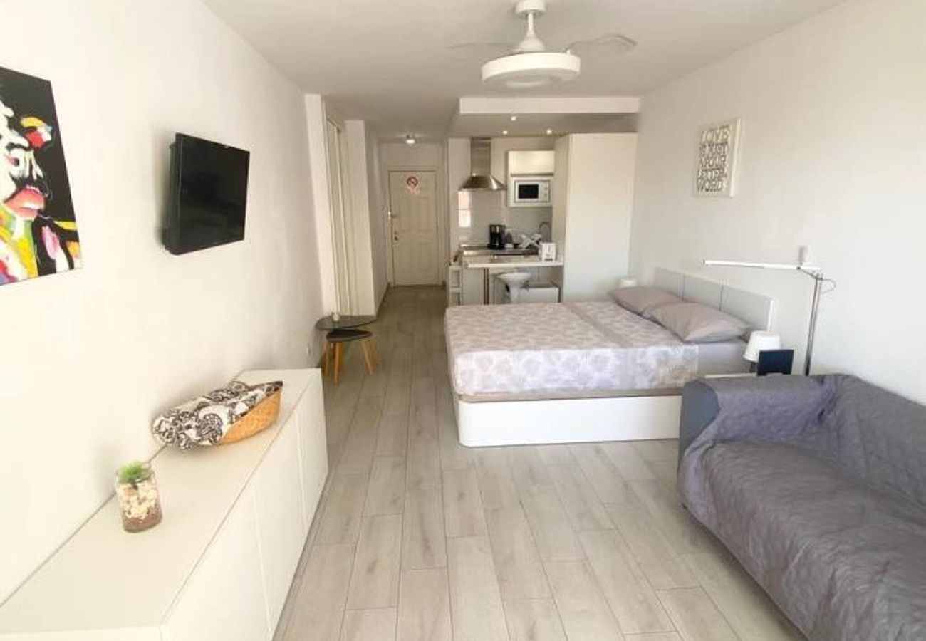 Studio à Los Cristianos - Top Floor Panoramic Studio, Heated Pool 