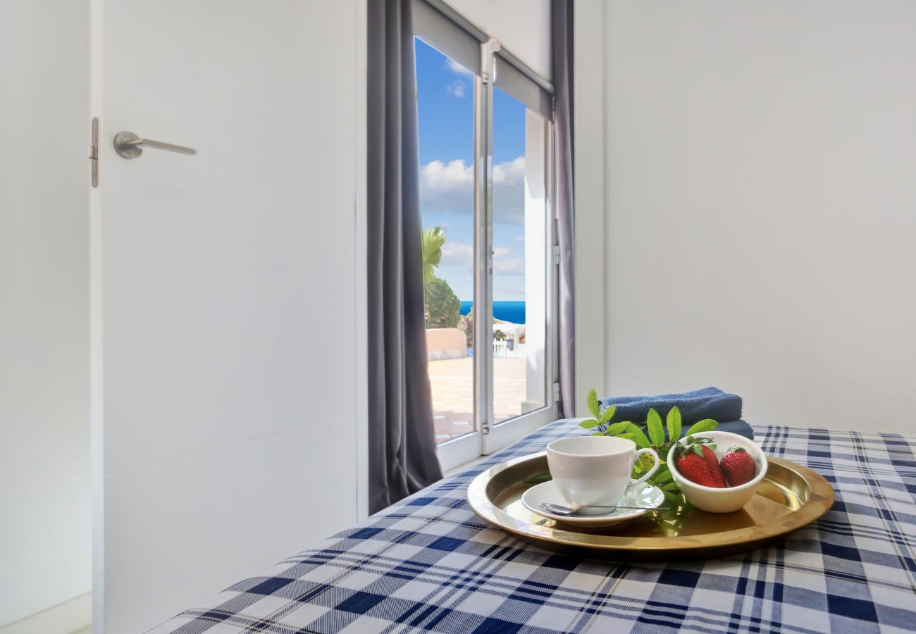 Appartement à Acantilados de Los Gigantes - The Stone Apartment, Los Gigantes, Heated Pool
