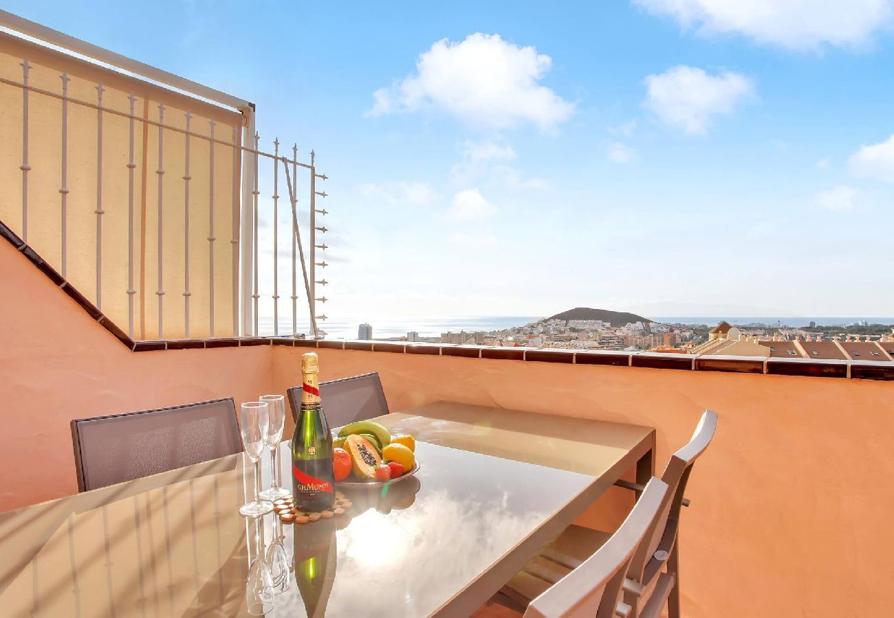 Appartamento a Los Cristianos - Stunning View Penthouse, Big Terrace, Heated Pool 