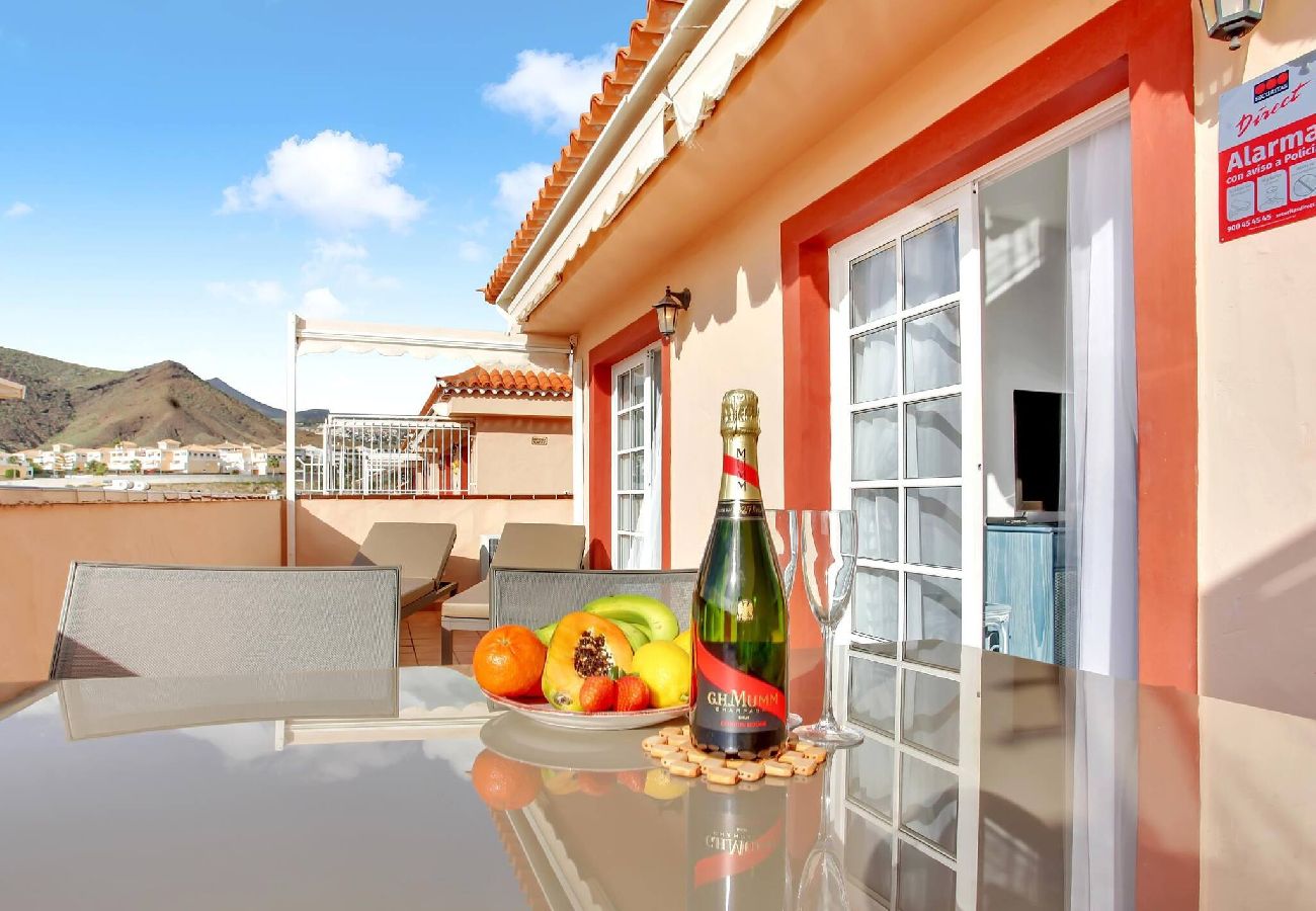 Appartamento a Los Cristianos - Stunning View Penthouse, Big Terrace, Heated Pool 