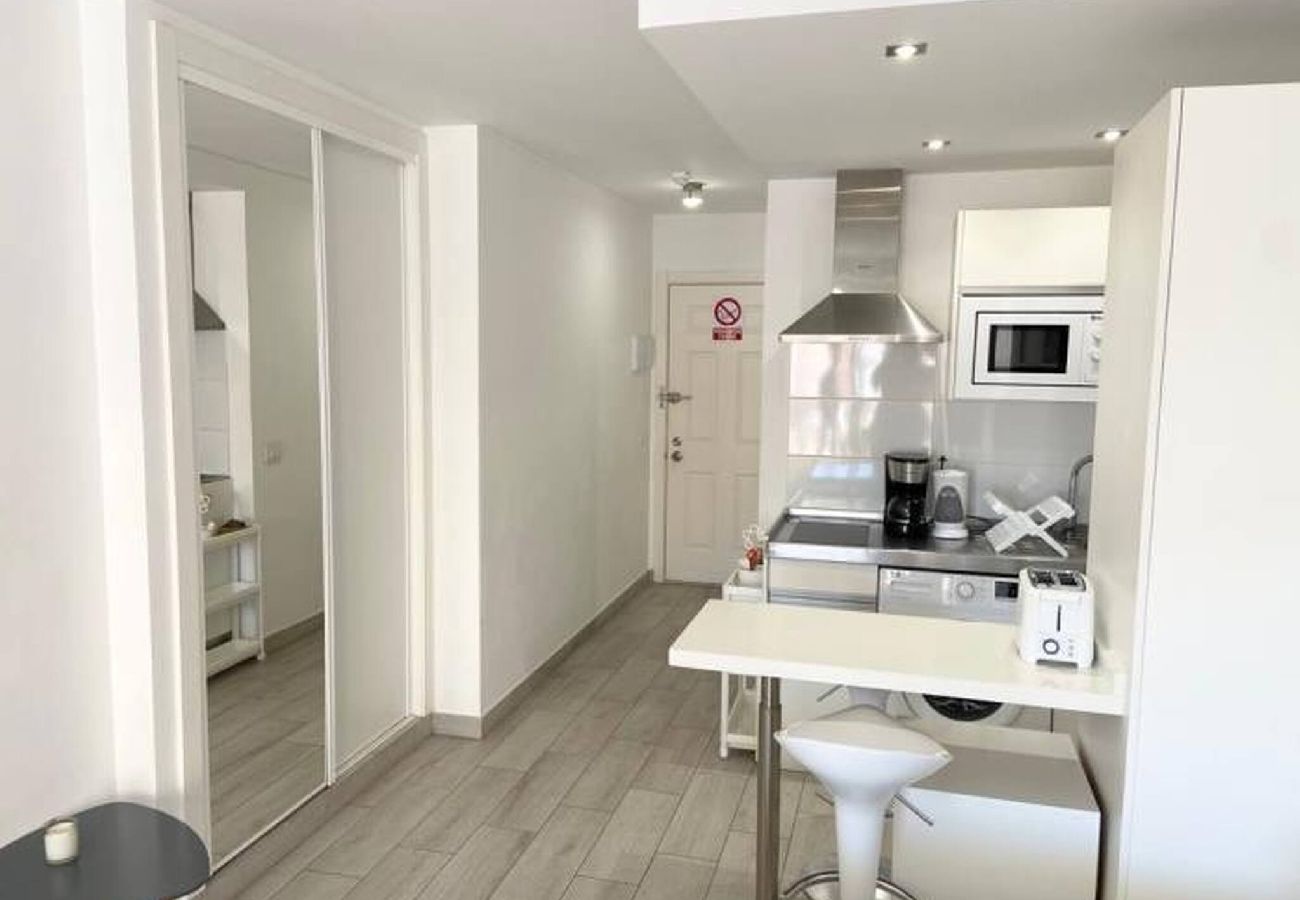 Studio a Los Cristianos - Top Floor Panoramic Studio, Heated Pool 