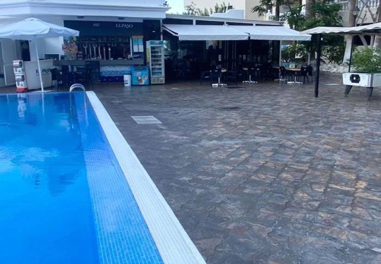 Studio a Los Cristianos - Top Floor Panoramic Studio, Heated Pool 