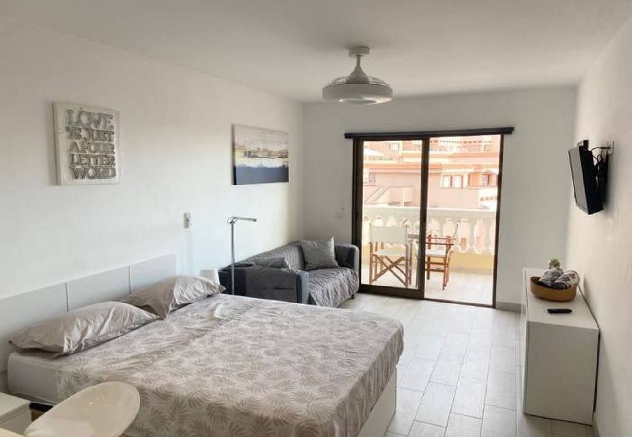Studio a Los Cristianos - Top Floor Panoramic Studio, Heated Pool 