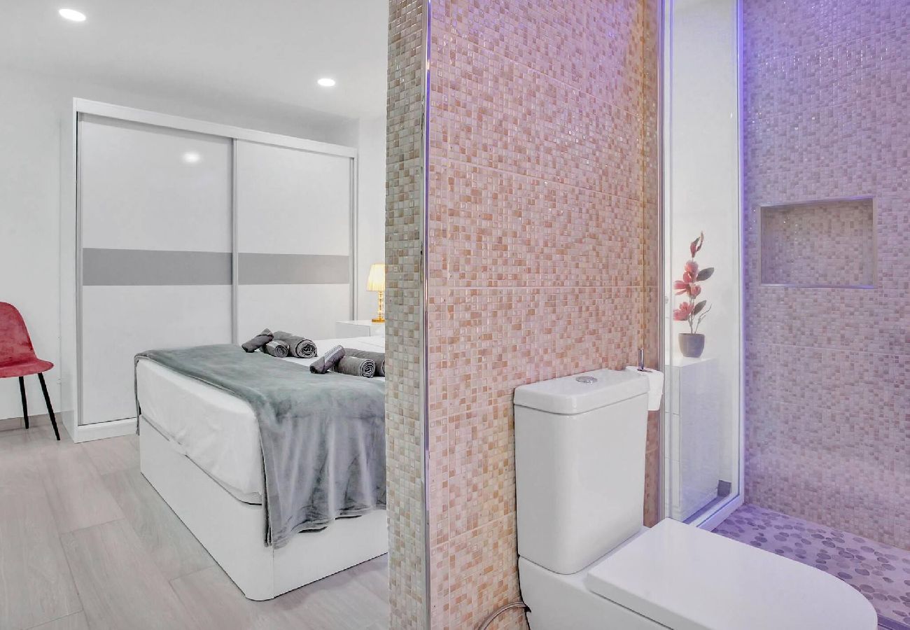 Appartamento a Playa de Las Americas - Charming Las Americas, Terrace, Fiber, Pool 