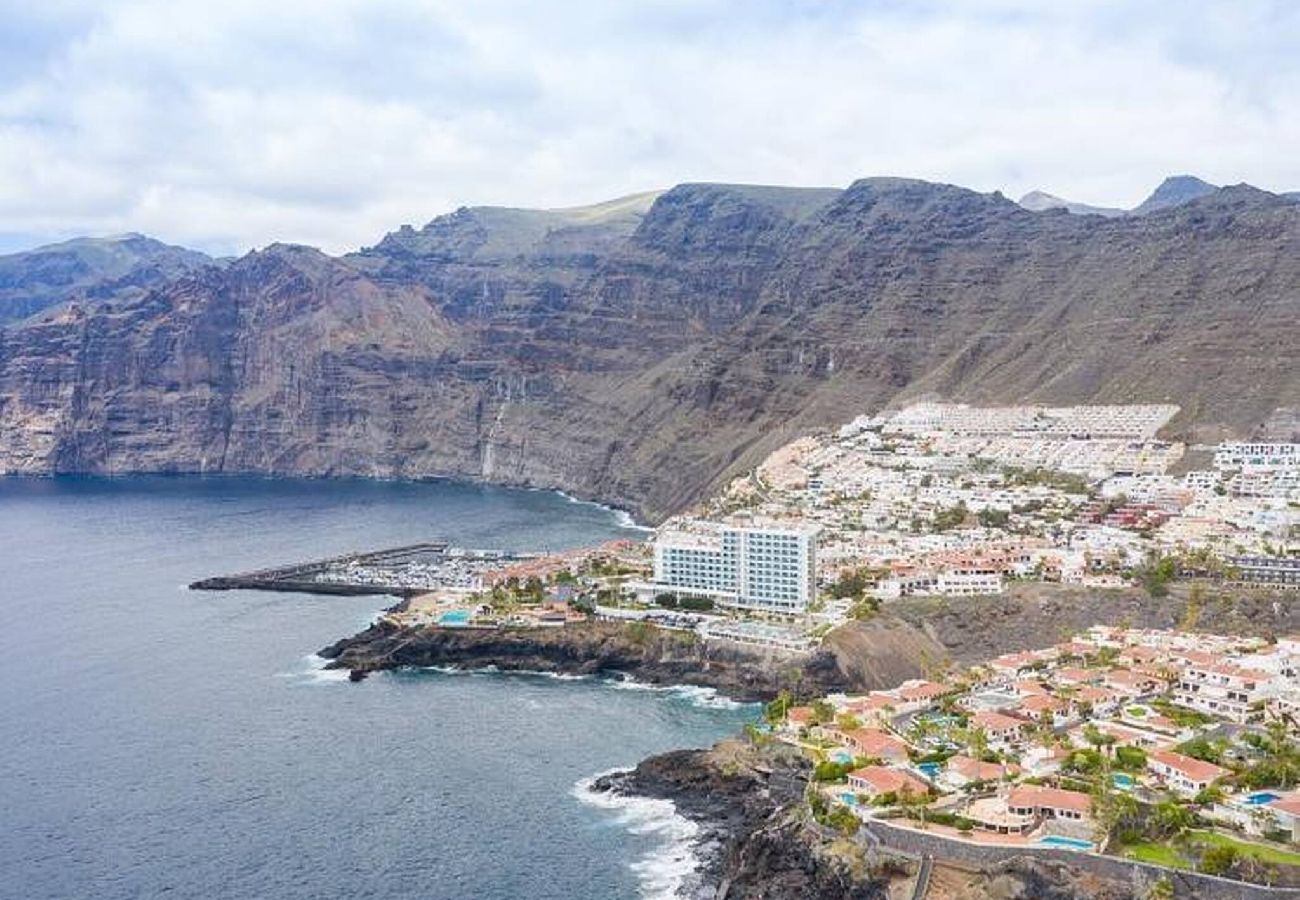 Appartamento a Acantilados de Los Gigantes - The Stone Apartment, Los Gigantes, Heated Pool