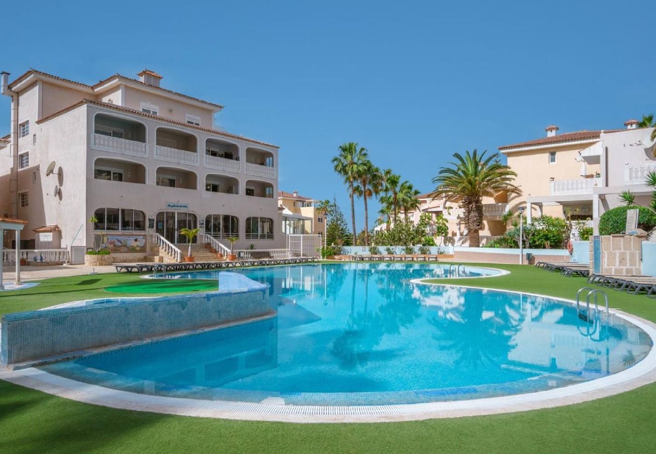 Appartamento a Arona - Atlantic Breeze, Terrace, Pool, Fast Wifi 