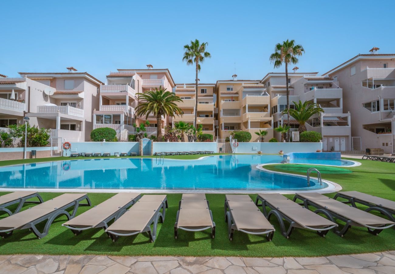 Appartamento a Arona - Atlantic Breeze, Terrace, Pool, Fast Wifi 